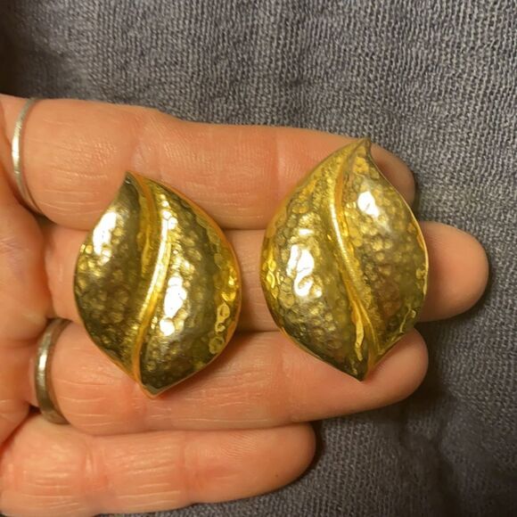 1990s Textured Gold Tone Leaf Women’s Earrings for Pierced Ears - Picture 3 of 8
